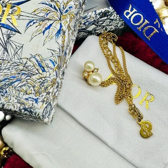 Authentic vintage Christian Dior Pearl Rhinestone Gold Tone Pendant Necklace - Picture 2 of 5